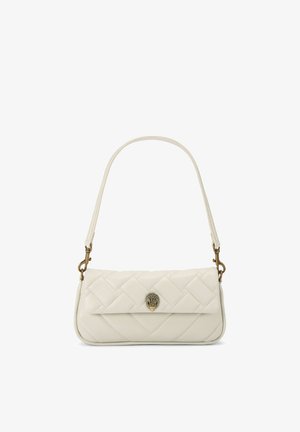 Petit sac bandoulière en cuir blanc cassé matelassé avec fermeture à rabat et fermoir doré en forme de feuille ou plume stylisée.