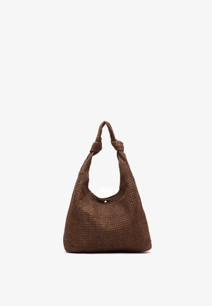 Braune gewebte Tragetasche mit verknoteten Griffen und einem kleinen runden goldenen Knopfverschluss in der oberen Mitte.