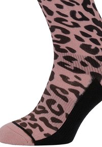 Ružové ponožky s čiernym leopardím vzorom, s kontrastnou čiernou pätou a špičkou. Hladká textúra, stredná hrúbka.