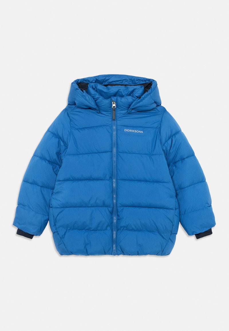 Mėlyna pūkinė striukė su gobtuvu, pasižyminti siuvinėta tekstūra, visišku priekinio užtrauktuko uždarymu ir juodais akcentais rankogaliuose. Rodomas prekės ženklas.