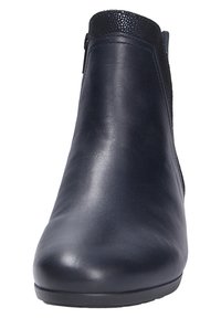 Botte cheville en cuir bleu marine, avec une surface lisse, un bout rond, des panneaux latéraux élastiques et un accent noir texturé en haut.