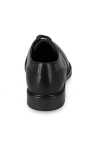 Scarpa da uomo in pelle nera con texture liscia, dettagli brogue, punta rotonda e design a tacco basso e piatto. Vista posteriore.
