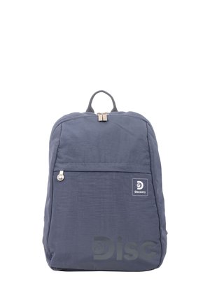 Dunkelblauer Rucksack mit Reißverschlusstasche vorne, oberem Tragegriff und kleinem Discovery-Logo-Patch in der unteren rechten Ecke.