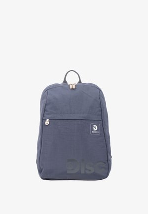 Dunkelblauer Rucksack mit Reißverschlusstasche vorne, oberem Tragegriff und kleinem Discovery-Logo-Patch in der unteren rechten Ecke.