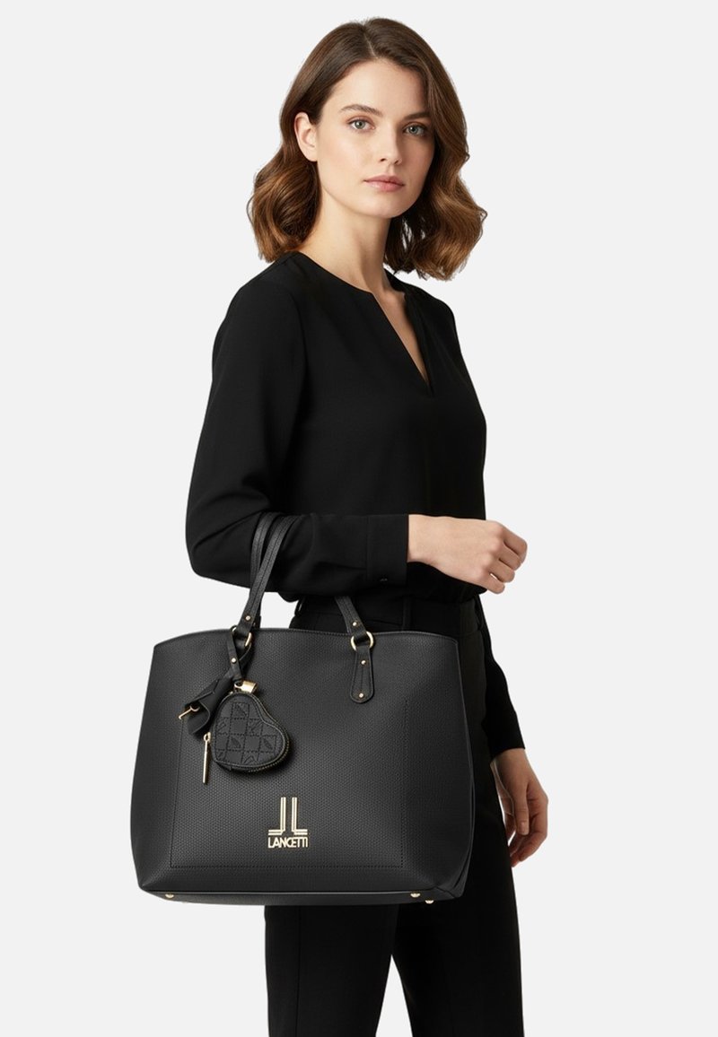 Borsa tote sintetica nera con texture in rilievo, dettagli in metallo tono oro e logo; dotata di due manici e accessorio portachiavi staccabile.