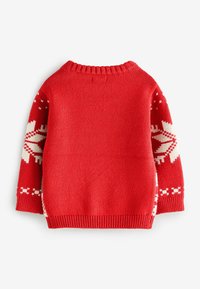 Pulover roșu tricotat, cu modele decorative albe pe mâneci, guler cu densitate variabilă și tiv. Textură moale și design cu croială lejeră.
