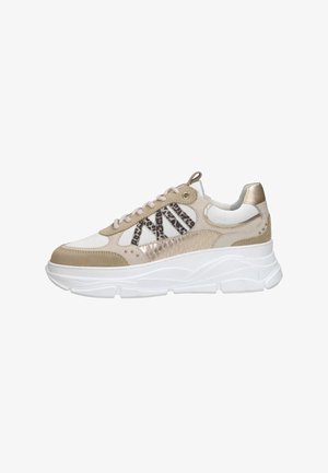Beige en witte sneaker met dikke witte zool, luipaardprint details, metallic gouden accenten en beige veters, gezien vanaf de zijkant tegen een witte achtergrond.