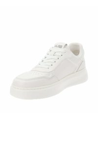 Zapatilla de cuero blanca con puntera perforada, diseño de cordones redondo, cuello acolchado y suela de goma gruesa. Logo sutil en la lengua.