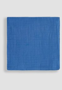 Blauwe gestructureerde stof, rechthoekige vorm, met een subtiel gekreukt patroon en gegarneerde randen. Glad, lichtgewicht materiaal.