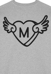 Felpa grigia con un grande cuore ricamato nero con ali e la lettera "M" al centro, presente nel design sul retro.
