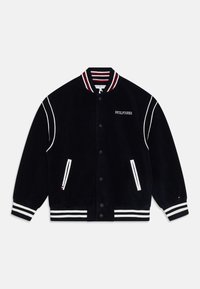 Granatowa, welurowa kurtka varsity z białą i czerwoną prążkowaną kołnierzykiem, białym wykończeniem, dwiema bocznymi kieszeniami i czarnym zapięciem na guziki.