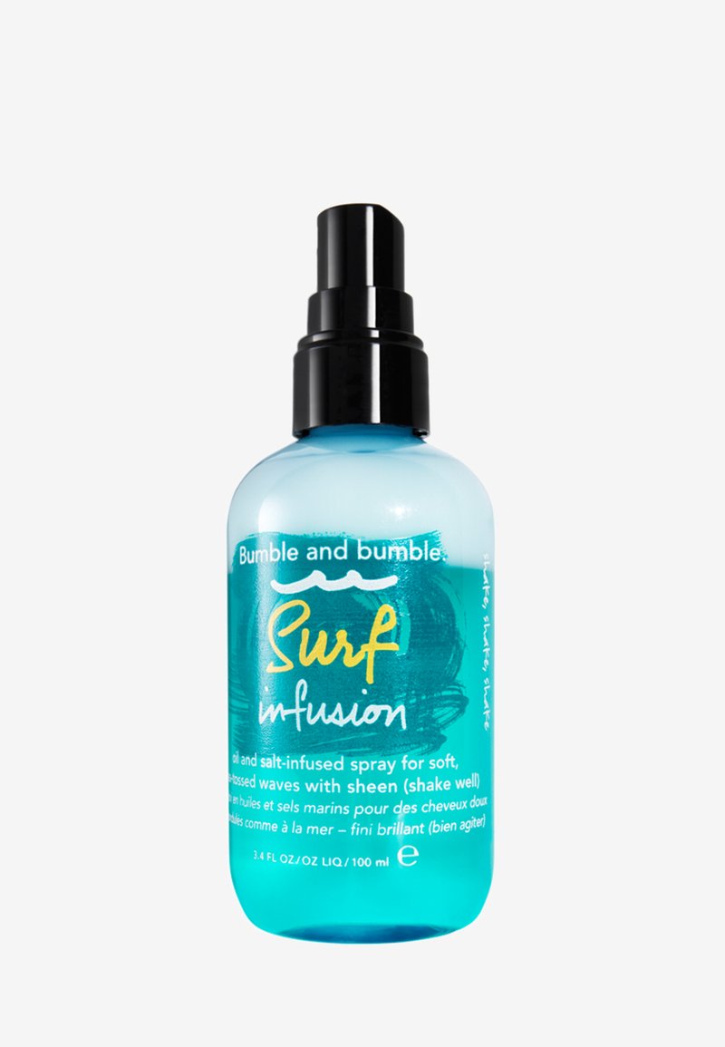 La bottiglia di spray Bumble and bumble Surf Infusion da 3,4 fl oz presenta un design blu traslucido con un tappo a pompa nero e testo etichetta colorato.