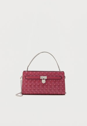 Sac à main rectangulaire en cuir rose profond avec motif de vagues embossé, équipé d'une bandoulière chaîne argentée, fermeture à fermoir, et un détail de marque discret.