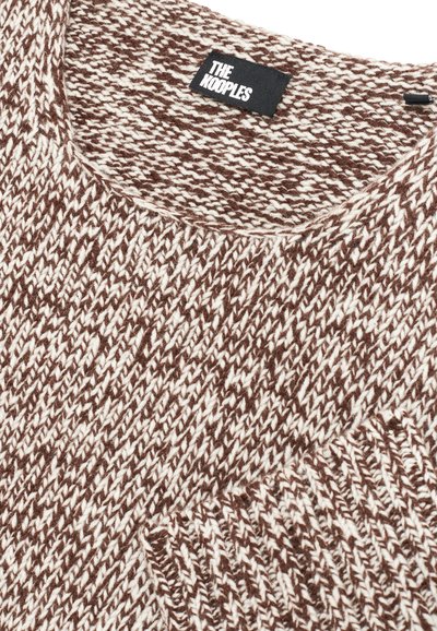 Maglione a maglia testurizzata in marrone e crema con scollo rotondo. Presenta un'etichetta con il marchio "THE KOOPLES" e un sottile dettaglio della tasca.
