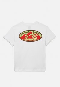 Wit katoenen T-shirt met een grote ovale afbeelding op de achterkant in rood, groen en bruin, met de tekst "Element" en berglandschap.