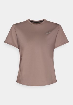 T-shirt desportivo castanho com decote arredondado, mangas curtas e detalhes sutis nas laterais. Apresenta um pequeno logo refletivo da Nike no peito.