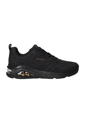 Scarpe sportive nere con parte superiore testurizzata, dotate di un'unità di ammortizzazione d'aria visibile nel tallone e suola in gomma testurizzata per una migliore aderenza.