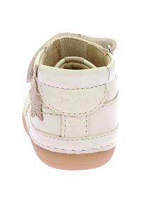 Scarpa alta in pelle bianca con punta arrotondata, cinturino in Velcro e suola in gomma. Presenta dettagli cuciti e una finitura liscia.