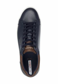 Chaussure en cuir bleu foncé avec des accents en cuir marron, bout arrondi, semelle blanche plate et lacets noirs. Présente un logo sur le côté et dans la semelle intérieure.