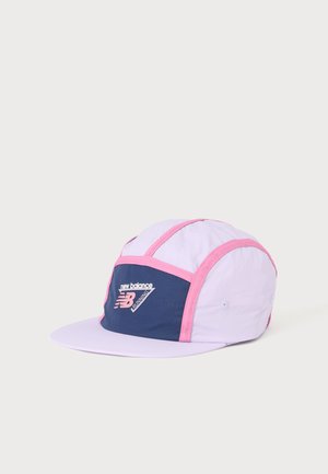 Casquette de course violet clair et bleu marine avec bordure rose et logo New Balance sur le panneau avant, affichée sur un fond clair.