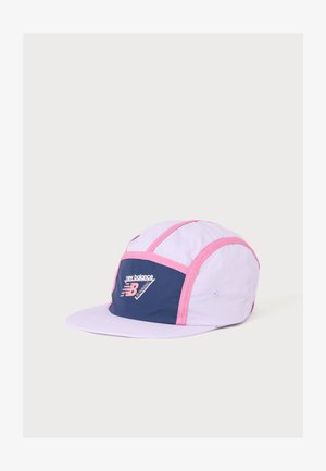 Casquette de course violet clair et bleu marine avec bordure rose et logo New Balance sur le panneau avant, affichée sur un fond clair.