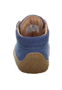 Blauwe denim enkellaars met een gevoerd tan interieur en een bruine rubberen zool met een gestructureerd patroon en gestikte details.