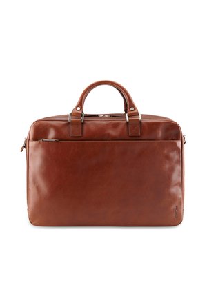 Valise en cuir marron avec deux poignées, poche zippée à l'avant et ferrures argentées, présentée sur un fond blanc.