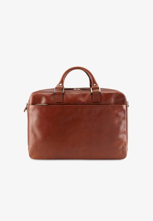 Valise en cuir marron avec deux poignées, poche zippée à l'avant et ferrures argentées, présentée sur un fond blanc.