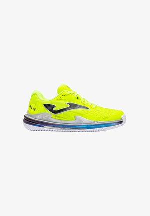 Zapato deportivo de color amarillo brillante con logo negro, suela blanca y azul, diseñado para correr o uso deportivo, mostrado de lado sobre fondo blanco.