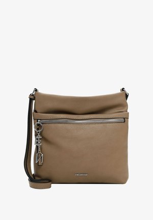 Brun læder crossbody taske med en lynlås foran lomme, sølv hardware og et aftageligt vedhæng, der har en blød, struktureret overflade.