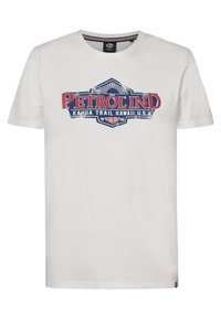Camiseta de algodón blanca con un estampado gráfico en rojo y azul, que muestra el texto "Petrolind Kahua Trail Hawaii U.S.A." y un diseño vintage.