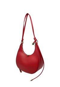 Czerwona skórzana torba na ramię o zaokrąglonym kształcie, subtelne zapięcie na zamek, szczegóły sznura węzłem oraz akcenty w kolorze złotym.