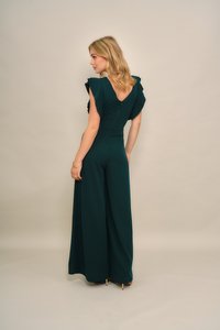 Sötétzöld overall fodros ujjakkal és V-alakú hátrésszel. Sima anyagból készült, testhez álló felsőrésszel és széles szárú nadrággal.