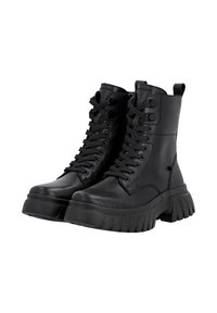 Bottines en cuir noir avec une semelle en caoutchouc épaisse, un devant à lacets et une languette ; présente un design minimaliste et une texture lisse.