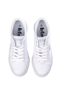 Białe płócienne sneakersy w niskim kroju, okrągły czubek, wzmocnione szwy i sznurowane zapięcie. Logo nadrukowane na języku. Rozmiar 37.