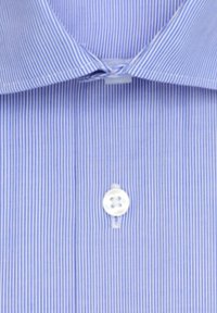 Chemise à rayures verticales bleues et blanches avec un col pointu et un seul bouton blanc fermé au centre.