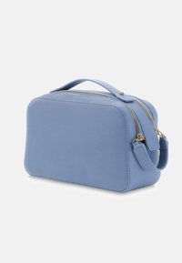 Lichtblauwe rechthoekige tas gemaakt van gestructureerd materiaal, met een dubbele ritssluiting, een platte handgreep en een afneembare schouderriem.