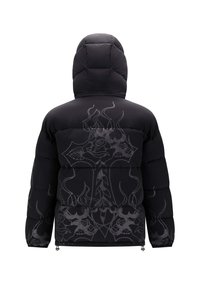 Svart puffjacka med huva, med en texturerad yta och ett stort grått grafiskt tryck på ryggen som inkluderar ett blommönster och flamdesign.