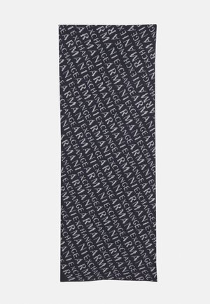 Tessuto blu scuro con loghi grigi chiari ripetuti in schemi diagonali, dalla texture liscia e forma rettangolare.