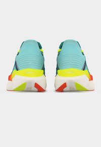 Ζευγάρι τρεξίματος παπουτσιών σε τιρκουάζ χρώμα με κίτρινες και κόκκινες λεπτομέρειες, από πίσω σε άσπρο φόντο.