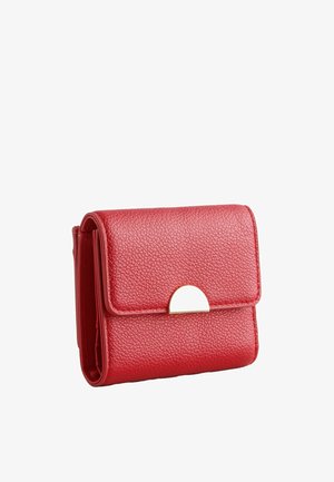 Cartera compacta de cuero rojo con superficie texturizada y un pequeño cierre dorado en forma de media luna en la solapa frontal, mostrada cerrada en ángulo.