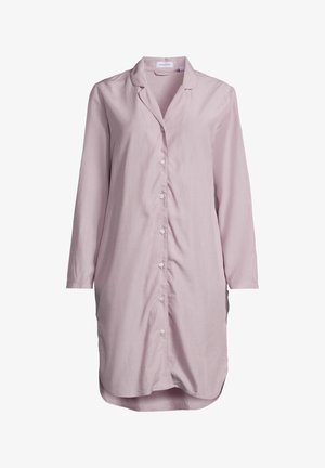 Langærmet, lyserød skjortekjole med knapper og krave samt let buet kant, vist på hvid baggrund.