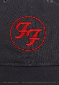 Baseball cap in dark gray fabric with red embroidered logo featuring intertwined letters "F" inside a circular outline.