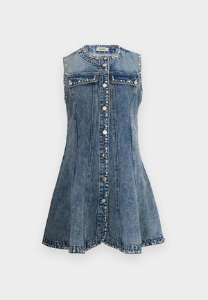 Robe sans manches en denim bleu avec fermeture à boutons sur le devant, poches à rabat sur la poitrine et détails en clous argentés sur les bords et les coutures.