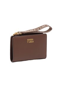Brązowy skórzany portfel na nadgarstek z złotym zamkiem i materiałowym paskiem z logo "BIMBA Y LOLA" w złotym kolorze z przodu.