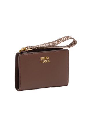 Brązowy skórzany portfel na nadgarstek z złotym zamkiem i materiałowym paskiem z logo "BIMBA Y LOLA" w złotym kolorze z przodu.