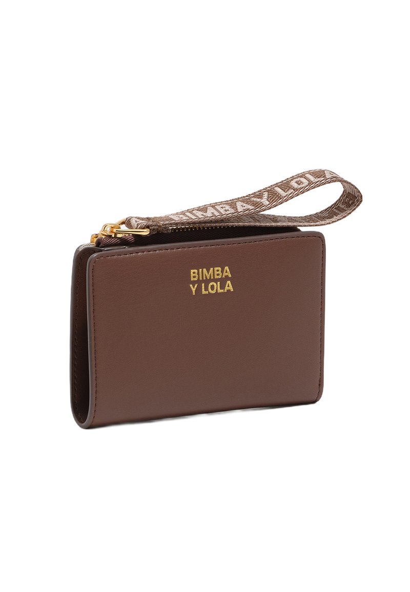 Brązowy skórzany portfel na nadgarstek z złotym zamkiem i materiałowym paskiem z logo "BIMBA Y LOLA" w złotym kolorze z przodu.