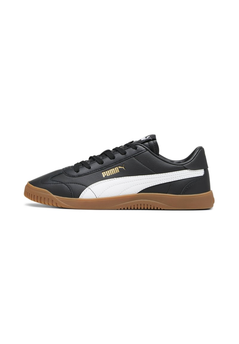 Schwarzer Low-Top Puma Sneaker mit weißem Seitenstreifen, Gummisohle und schwarzen Schnürsenkeln, seitlich auf einem weißen Hintergrund gezeigt.