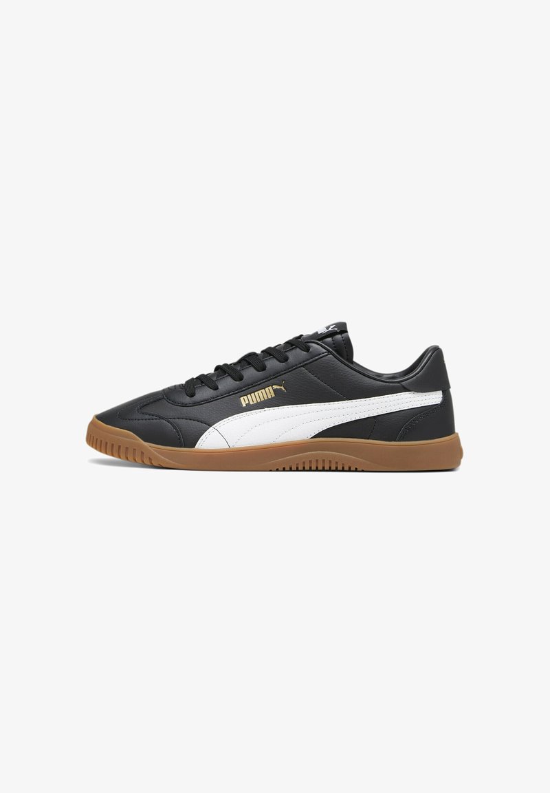 Schwarzer Low-Top Puma Sneaker mit weißem Seitenstreifen, Gummisohle und schwarzen Schnürsenkeln, seitlich auf einem weißen Hintergrund gezeigt.