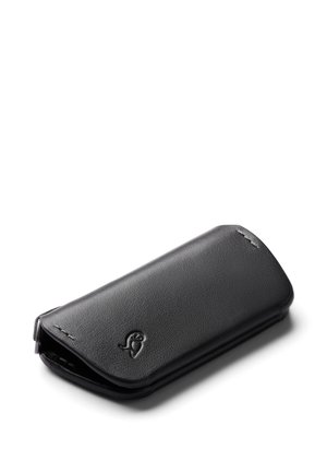 Portafoglio in pelle nera con texture liscia, bordi arrotondati e logo impresso sul davanti. Il design presenta una chiusura a piegatura.